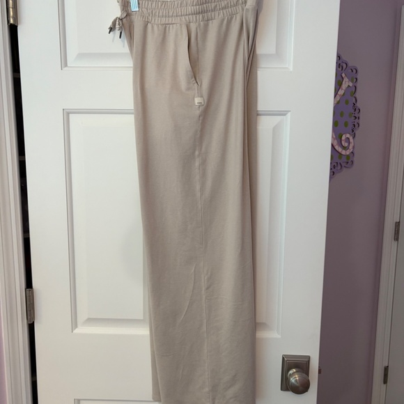 Women's Vuori Halo Essential Wideleg - Short in Ecru Heather - Picture 4 of 9